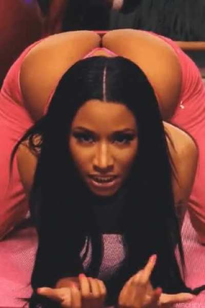Probably one of her best gifs ever, her ass looks amazing in it