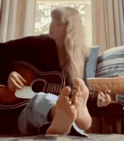 Taylor Swift.. perfection from head to toe 👱🏼‍♀️<wbr>🦶🏻