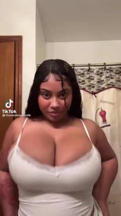 What color is the shower curta<wbr>in??[<wbr>@them<wbr>ommyo<wbr>fmilk<wbr>]