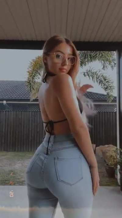 Anybody know het tiktok @?