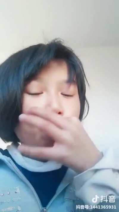 无聊！给大家表演个吃鼻屎