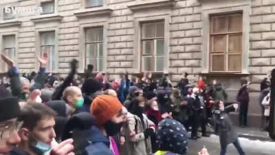 Putin's stormtroopers try to intimidate pro-freedom protesters, but they just clap back