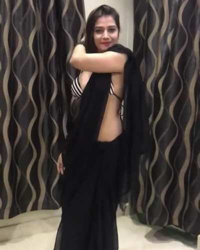 Hoty In Black Saree