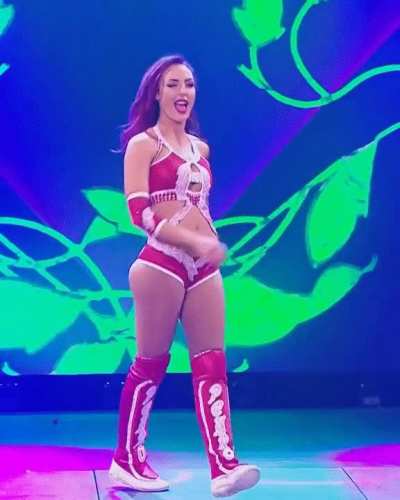 Peyton's sexy strut<wbr>!!!🤩🤩