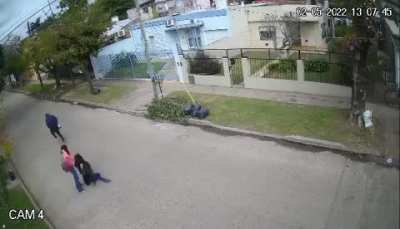 Arrastraron y golpearon a una nena para sacarle el celular, la salvó una mujer que pasaba