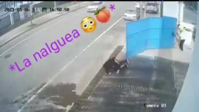 *la nalguea*