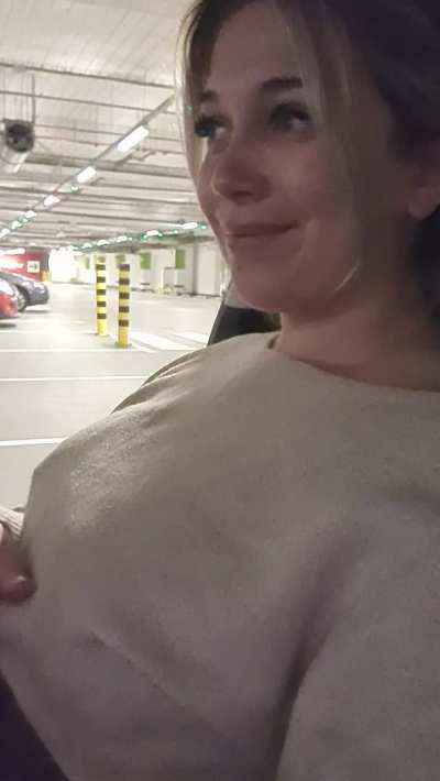 A quick drop on the parking lot at the mall on Saturday. I like when it's so busy around