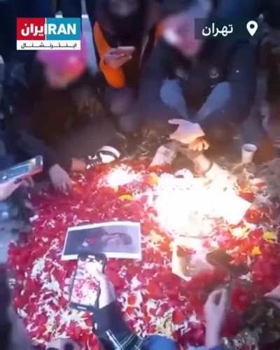 Hamidreza Roohi's friends are singing on his tomb