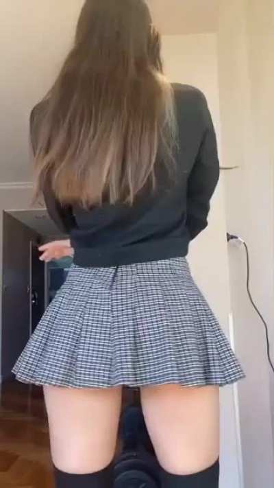 The skirt suits her 😁😈
