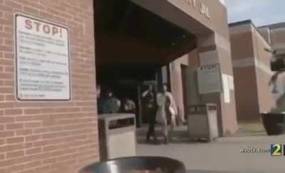 Young Thug and Gunna pulled up to Fulton County jail in GA and posted bail for 20-30 non-violent offenders 🙌🏾