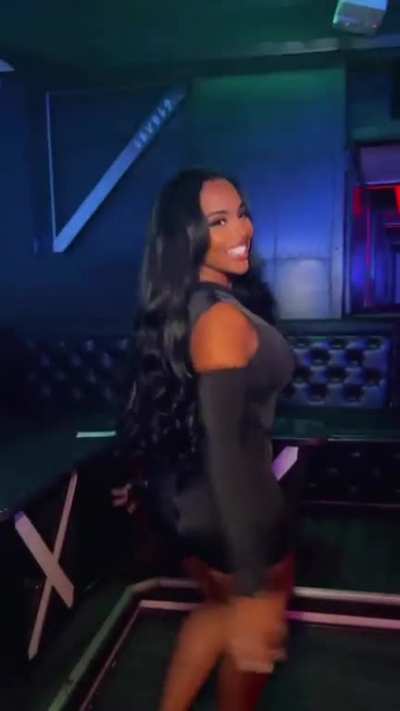 Well damn.<wbr>...🍑🖤