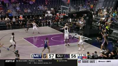 [Highlight] Victor Wembanyama drains a fadeaway corner 3