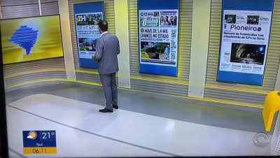 RBS TV (filial da Globo no RS) mostrando capas dos jornais pela manhã.