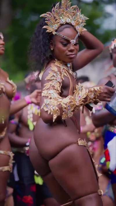 This entire section was on fire on Kadooment Day (@rem<wbr>myyva<wbr>nityy<wbr>)