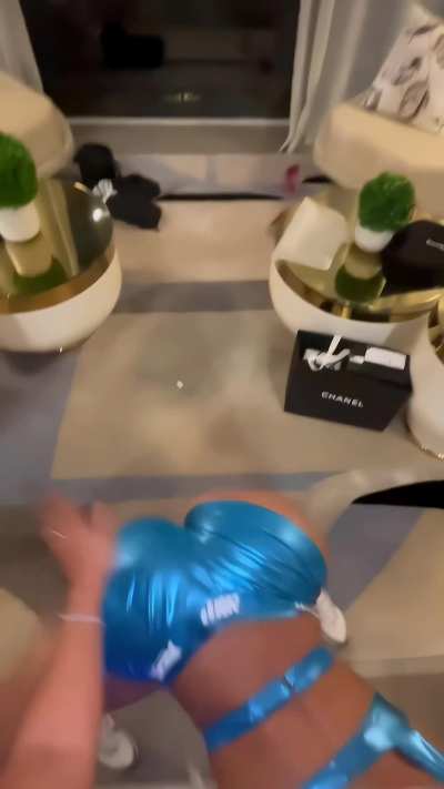 Saweetie shaking ass