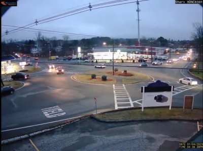 Traffic circle rules/etiquette: who’s the idiot here? Happened to me couple hours ago…