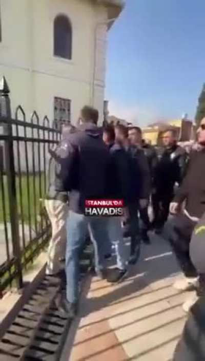 İlk “Neden oruç tutmu<wbr>yorsu<wbr>n!” dayağı İstanbul Fatih’ten geldi. Ancak dayağı bu kez oruç tutmayan kadınlar attı. Fatih Cami avlusunda bir adam, sigara içen kadınlara “Neden oruç tutmu<wbr>yorsu<wbr>nuz” diyerek hakaret ettiği için kadınlar tarafından hırpalandı.
