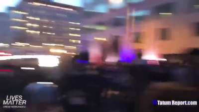 Manifestação do Black lives matter agredindo covardemente. Oque será que ia dar se fosse um negro agredido?