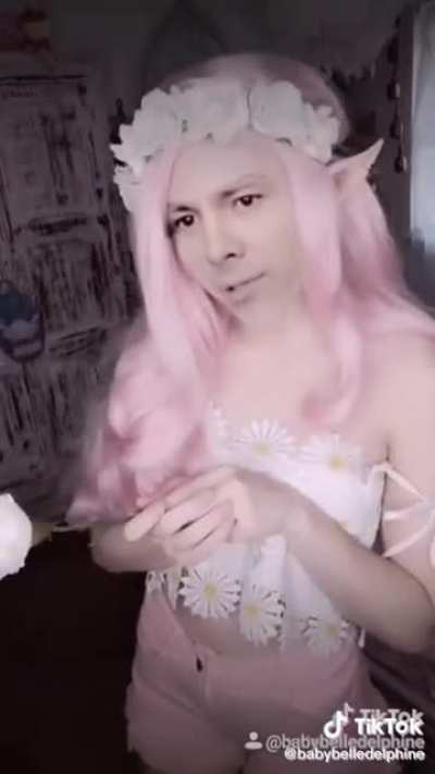 Peña trabajando de E Girl después de que le quiten su pensión