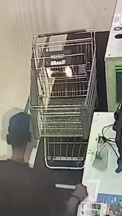 Letting a car battery's poles touch the metal cart