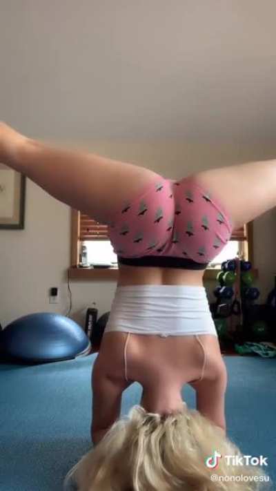 🍑👀 bootiful armstand by noellehear 😍😍