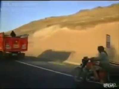 Gruba dün biri 1 kişinin mercedes'den kamyona atlayarak mandalina çaldığı videoyu atmıştı. Ben de Rusya'dan bu görüntüyü paylaşmak istedim. BLYAT