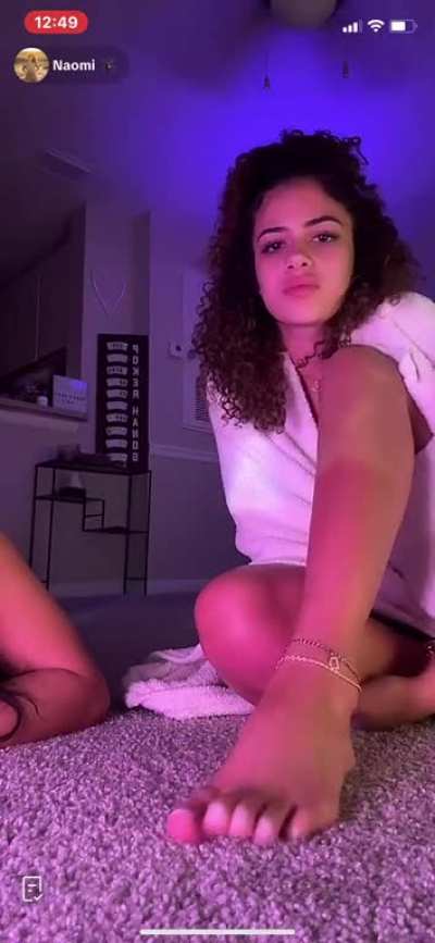 she rarely shows feet (2)