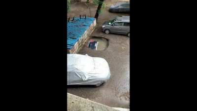 🔥Sinkhole in Mumbai’s Ghatkopar area.