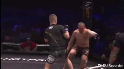 My friend sent me this mma fight and I suffer every time I see this.