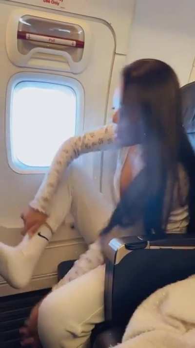 Feet on the plane (@callmelauritta)