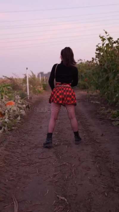 Fall activities are the perfect place for flashing~ 🎃 [GIF]