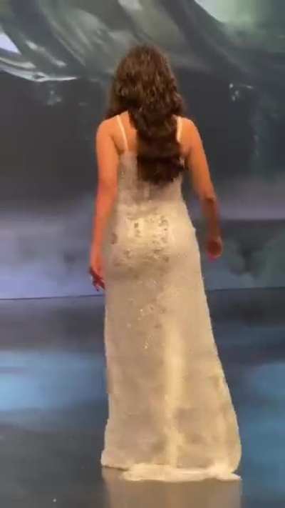 Gorgeous Mrunal Thakur on the runway 🔥