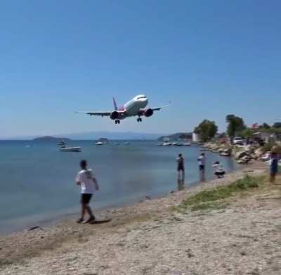Extremely low landing of a Wizzair A321neo at Skiathos.