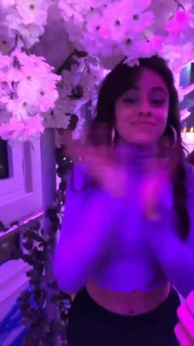 Camila Cabello's tits be like ⬅️➡️↘<wbr>️↗️↙️<wbr>↖️↪️↩<wbr>️