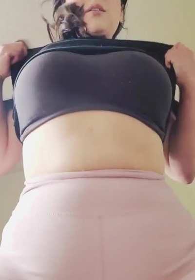 I'ma grind, Yeah, this pussy do it right, 'Cause she nasty, yeah, she nasty(OC)🎶💋