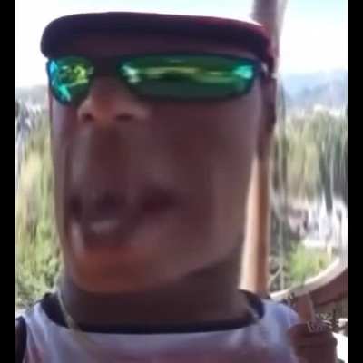 AYEL, UM MÊS DEPOIS QUE APRENDEU BEATBOX E MOROU NA FAVELA.