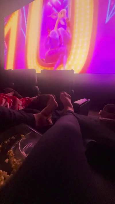 Toes wiggling to the beat 🎥🎶👣🍿