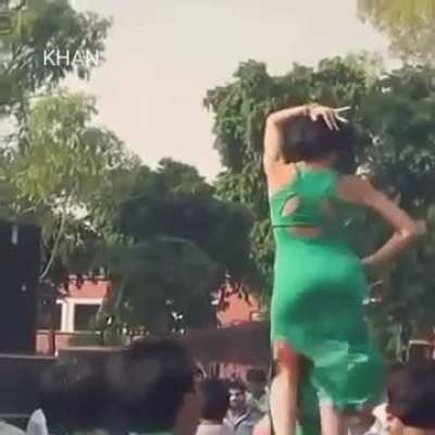 Ladies, take notes, this how Asses are supposed to shake