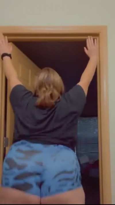 Fat ass bbw clapping 😬🍑👏