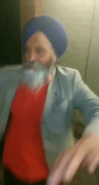Sağlam dövüyor