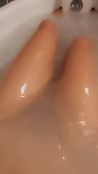 Bath time 💁🏻‍♀️<wbr>🍆