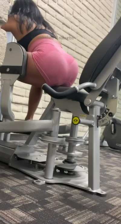 Booty pump days are a MUST [F]