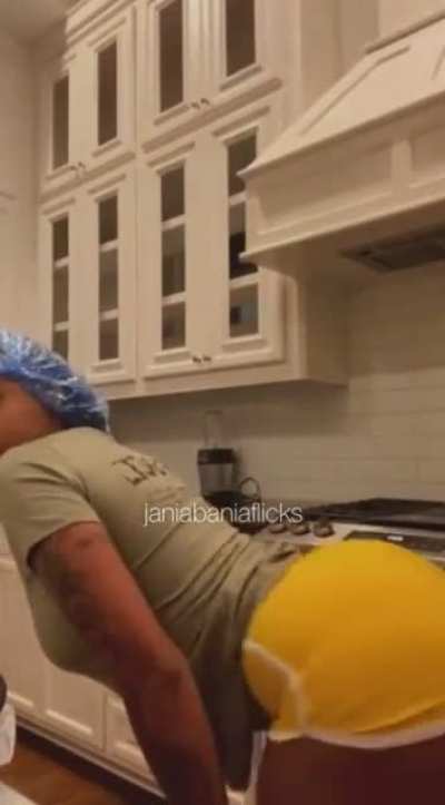 y’all would kill her shit from the back don’t lie