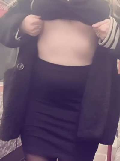 Showing my tits on the London Underground (f)