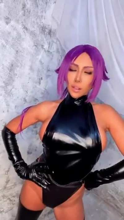Yoruichi cosplay in motion