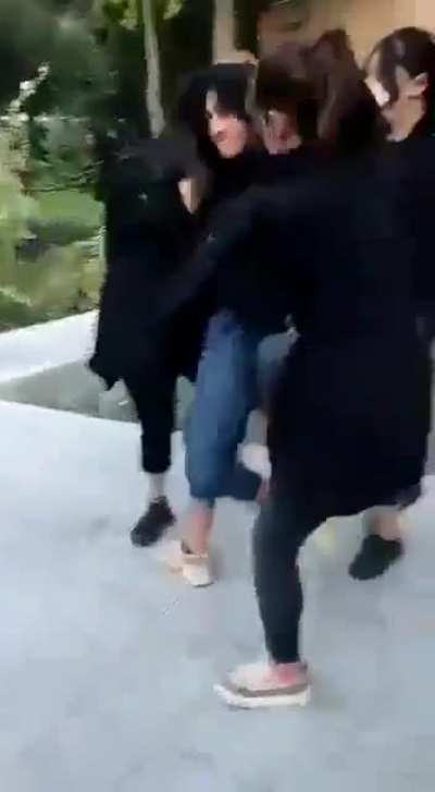 Iranian girl pull out Qama in fight