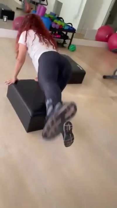 Sexy Mami Shakira working out 🍑🍑