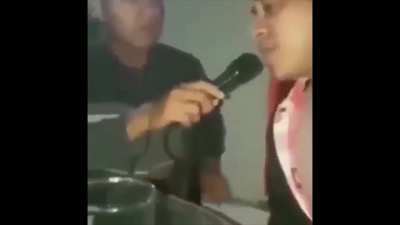 Se o Luba não colocar o microfone na boca, o microfone se coloca