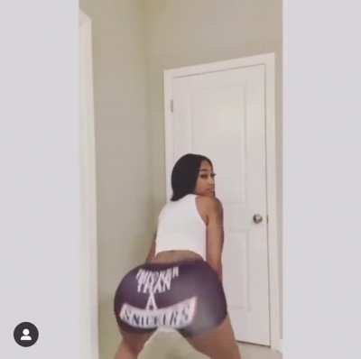 She got a fatty 🍑👈🏽
