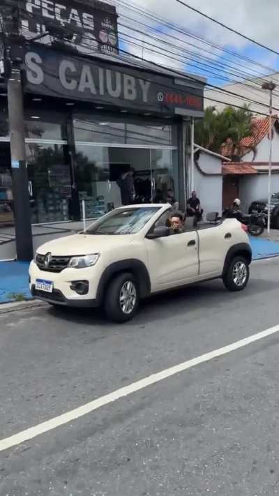 É esse o carro zero mais barato no Brasil? Vocês choram de barriga cheia, logo um conversível lindo!!!! Kwid Cabriolet?